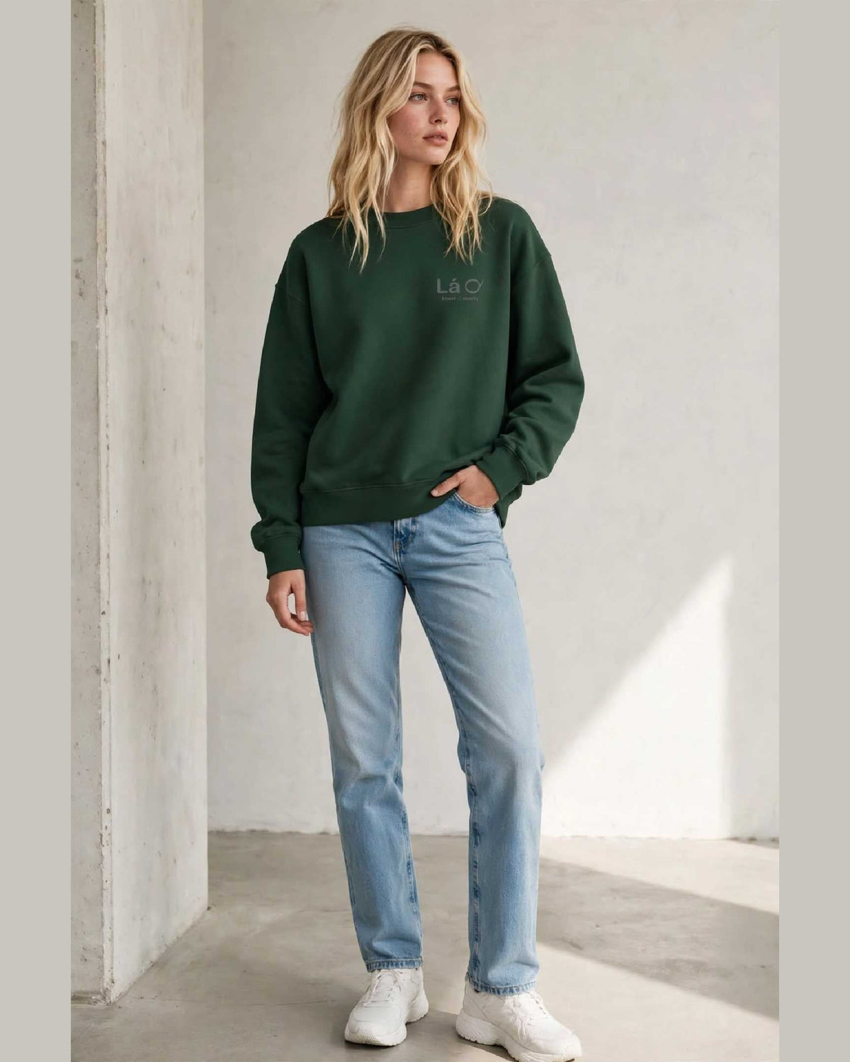 Lá Q Unisex Heavyweight Crewneck Sweatshirt - Women view