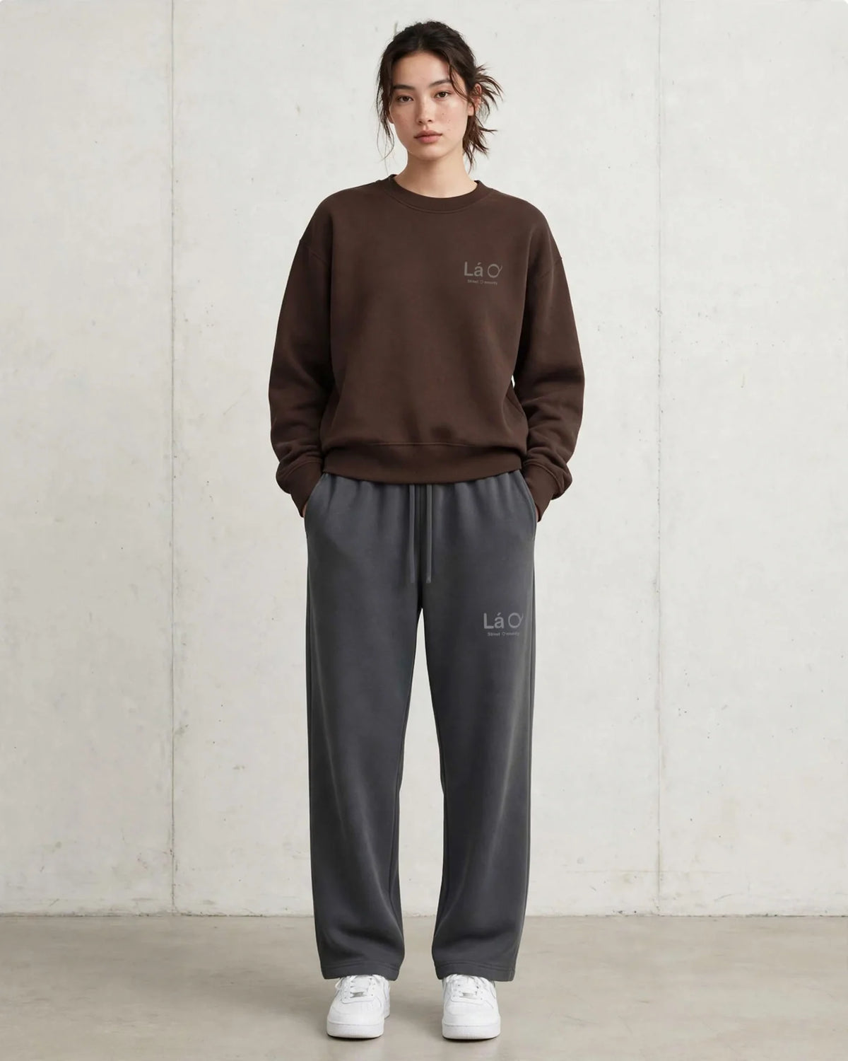 Lá Q - Essential Heavyweight Straight-Leg Sweatpants - Women view
