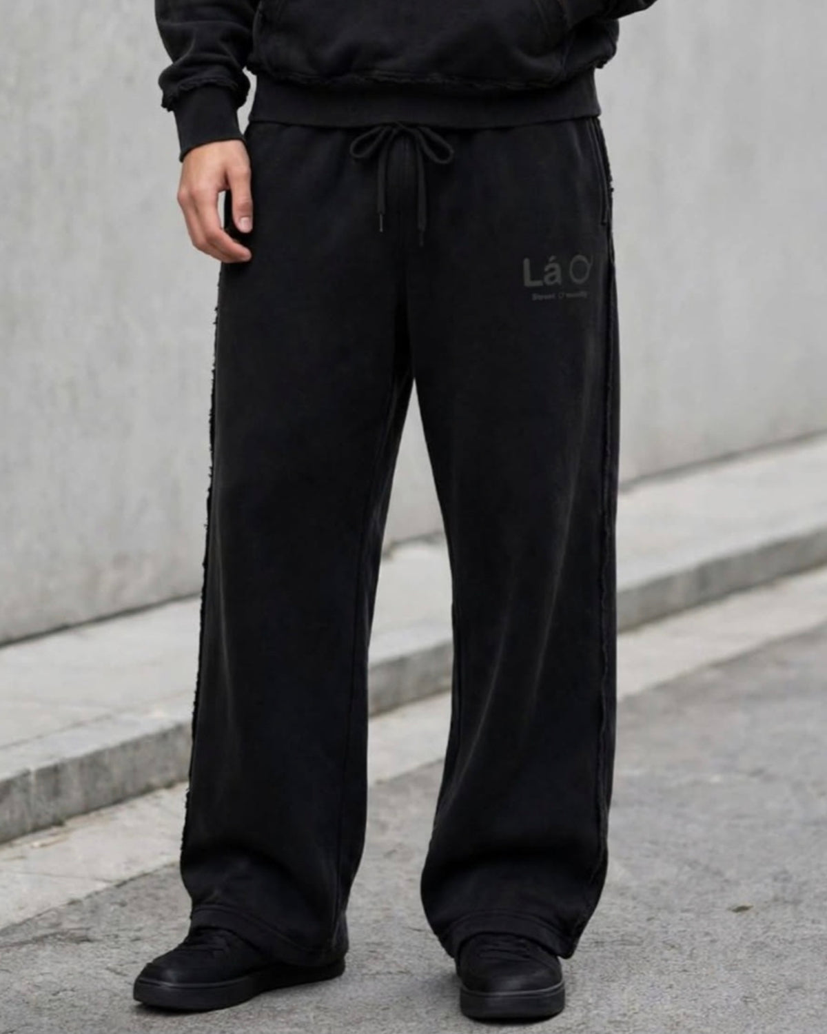 Lá Q - Snow Washed Raw Edge Sweatpants | Unisex